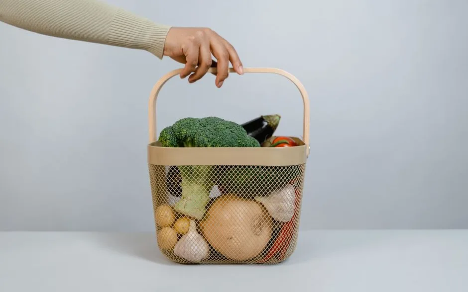 Panier de courses rempli de légumes frais et de produits bruts